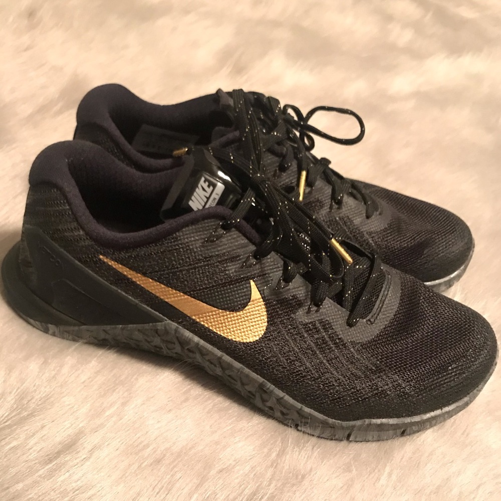 Black and gold nike metcon women’s tennis shoes